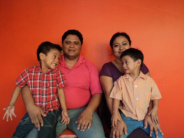 Zuneigung auszudrücken - familie-zeigt-zuneigung