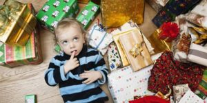 zu viel spielzeug weihnachten kind