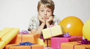 zu viel spielzeug kind geschenke