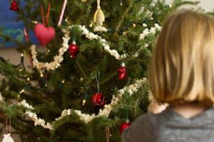 zu viel spielzeug weihnachten kind