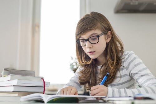 Gehirn von Mädchen: Mädchen lernt