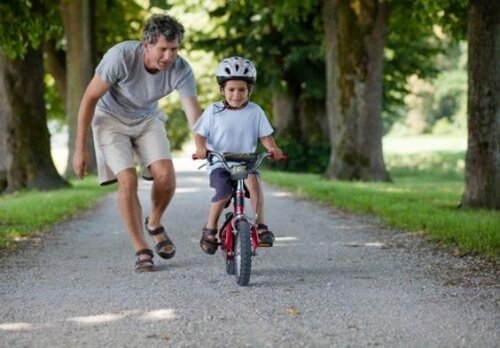 So förderst du grobmotorische Fähigkeiten bei Kindern