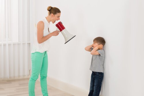 Kinder anzuschreien beeinflusst ihre Entwicklung