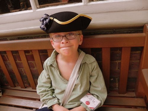 Spiele für Kinder - kleinkind-spielt-verkleiden