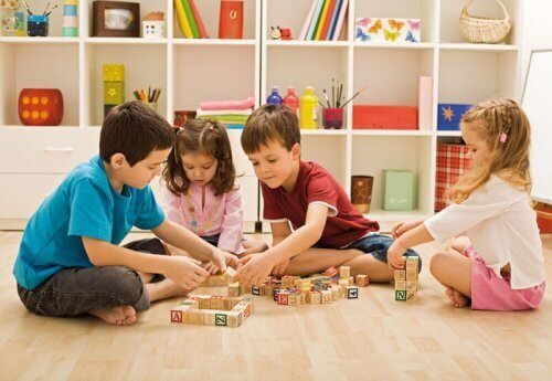 Spiele für Kinder - kleinkinder-spielen-mit-bloecken