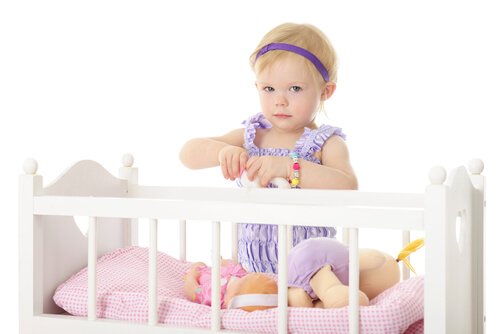 Kinderbett mit Mädchen