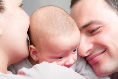 Baby mit Eltern: Fontanellen