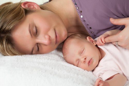 Plötzlichem Kindstod vorbeugen - Kind schläft bei Mutter