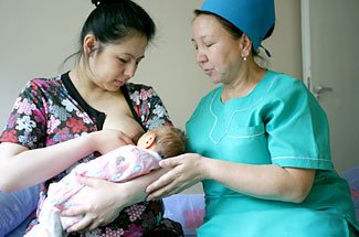 Baby zu stillen - mutter-lernt-zu-stillen
