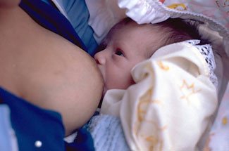 Baby zu stillen - mutter-stillt-baby