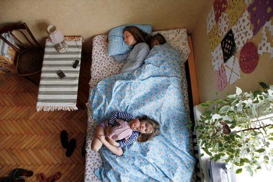 Kinder wollen häufig mit im Elternbett schlafen. Ein Faktor der die Müdigkeit der Eltern beeinflussen kann.