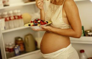 There are other details that every pregnant woman should keep in mind in order to look and feel as good as possible. In this article, we’ll share a few ways to fight the visible marks of motherhood, as well as a few beauty tips. Beauty tips: Keeping aside the often rejected aspects of being pregnant, during the nine months of pregnancy the body preforms one of the best beauty tricks. It increases the blood flow to the skin and the sebaceous glands which helps to create the pregnant woman’s glow. What other beauty tricks does the body perform? It’s simple: hormones and genetics. Experts claim that during pregnancy some hormones counteract the effects of others. Genetics also play a fundamental role in the changes that take place during pregnancy. Hormones are what allow the pregnant woman to present a luminous face, shiny hair and soft and smooth skin. In the same regard, other women may break out with acne, dry skin or stretch marks. Regardless, your personal care is of great importance. Keep in mind that these beauty tricks will only bear fruit if we practice them with patience and perseverance. Nutrition is one of the oldest beauty tips for pregnant women Eating right is also another useful tip during pregnancy. A balanced diet is essential to maintaining a good figure during your pregnancy. Eat fruits, vegetables, seeds, fatty fish and proteins. Don’t miss out on organic foods and colorful fruits, as they are nutritious and contain antioxidants. Foods that contain vitamins E, C and B5 also help to eliminate toxic substances from the body. They are also key in the reparation of tissues. You can find these vitamins in eggs, fish, almonds, sunflower seeds, kiwis, strawberries and oranges. On the other hand, Zinc is essential in order to maintain healthy skin, hair and nails. It can be found in whole grain rice, pumpkin seeds and oats. Zinc has stress fighting properties.