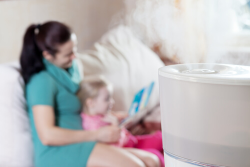 Auch ein Luftbefeuchter ist eine hervorragende Hilfe gegen eine verstopfte Nase bei Babys.