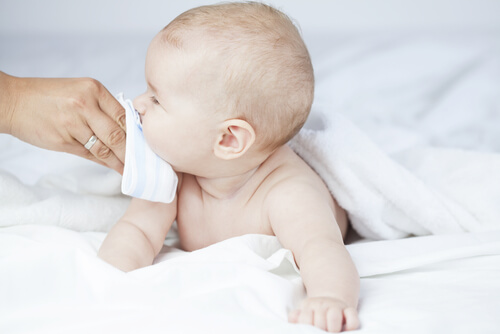 Ein Nasensekretsauger ist eine Gute Hilfe gegen eine verstopfte Nase bei Babys.