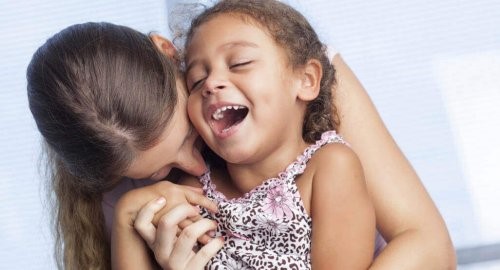 wundervolle Wahrheiten - Mutter und Tochter lachen