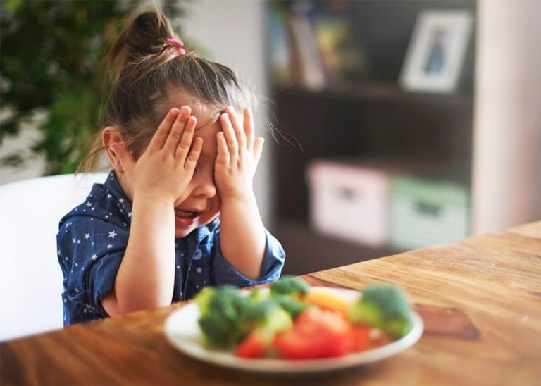 Zweijährigen Grenzen zu setzen - Wutanfall einer zweijährigen