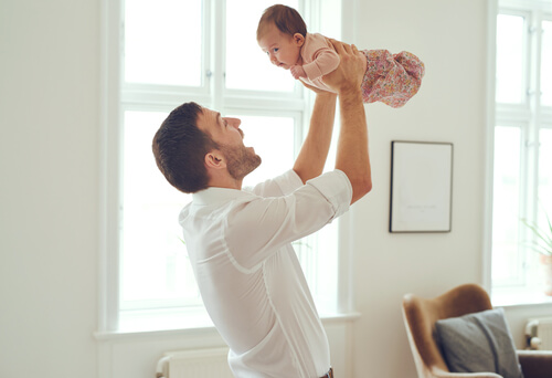 Das Baby sollte durch den Landau-Reflex seinen Rumpf begradigen und die Gliedmaßen und den Kopf heben.