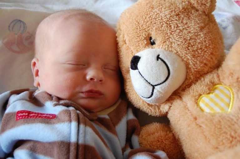 Die ideale Schlafposition für dein Baby