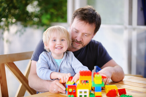 Vater und Sohn genießen gemeinsam die psychologischen Vorteile von LEGO.