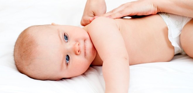 Baby bekommt eine Massage