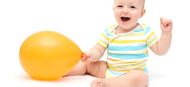 Baby mit Ballon aufsetzen