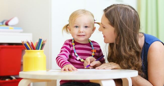 logisches Denken beibringen indem die Mutter dem Kind Dinge vormacht
