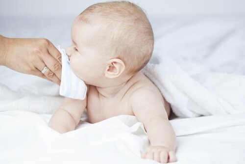 Eine verstopfte Nase bei Kindern sollte feucht gehalten werden