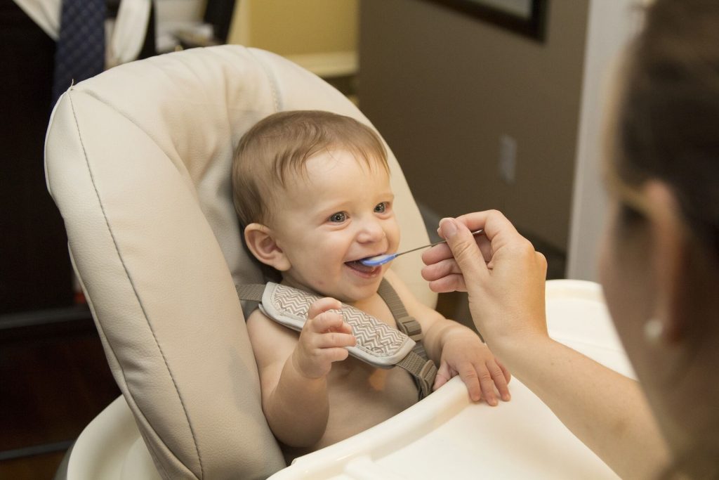 Diät für 6 Monate altes Baby zu füttern