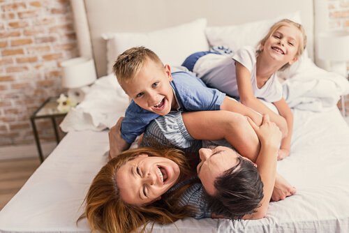 Familie spielt
