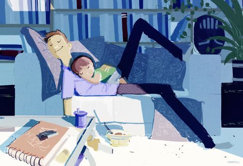 Vater mit Sohn auf Couch
