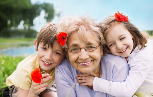 Oma mit Enkeln