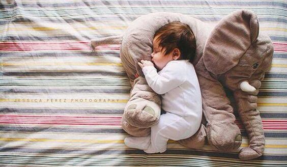 Kinder im Dunkeln schlafen mit bequemem Schlafanzug