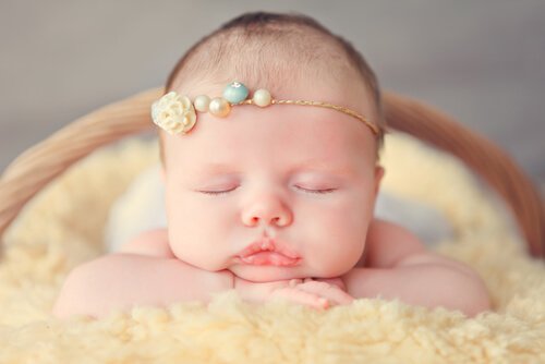 Kopfbänder oder Stirnbänder für Babys sollten elastisch sein