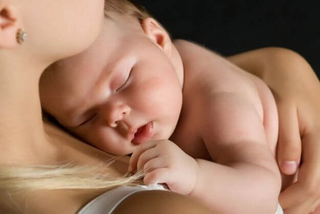 ganze Zeit gehalten - mama-haelt-schlafende-baby