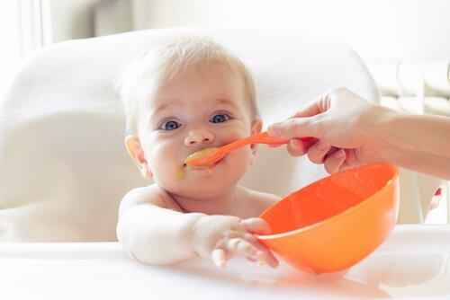 Feste Nahrung für das Baby
