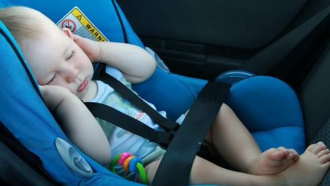 in babyschale mit neugeborenen reisen