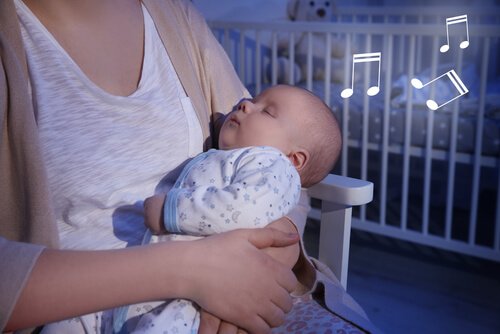 Mutter hält Sohn