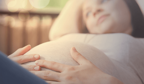 Schwangere Frau: Mit dem Baby sprechen