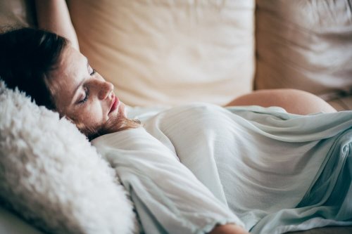 Schlafpositionen für die Schwangerschaft die man vermeiden sollte