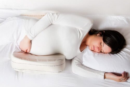 Schlafpositionen für die Schwangerschaft mit Kissen