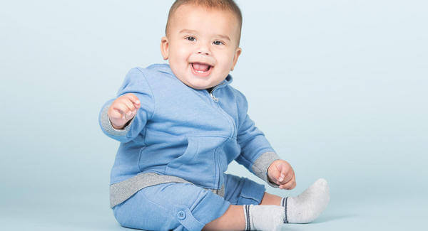 Baby sitzt und lacht