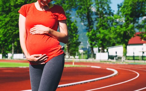 Spazierengehen in der Schwangerschaft ist praktisch und Effektiv