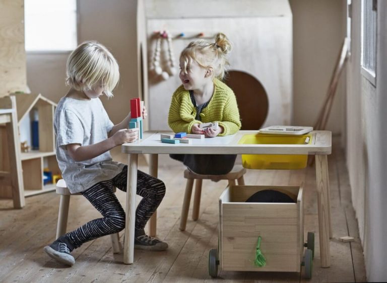 Kinder spielen