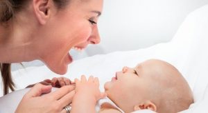 Den Bauch deines Babys kitzeln