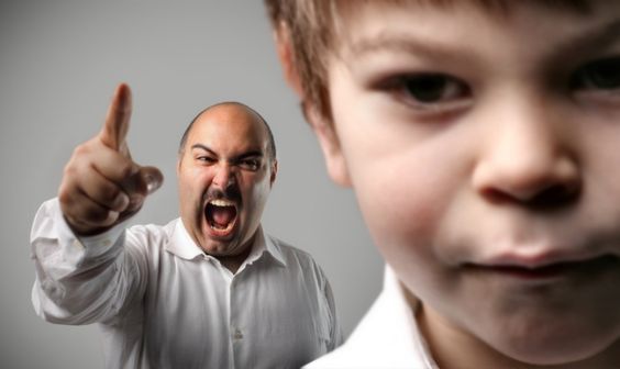 Toxische Eltern setzen Manipulationstechniken ein