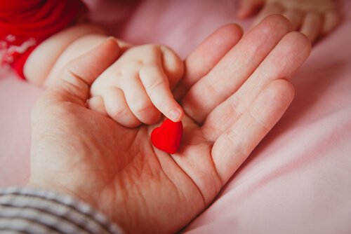 Blutgruppe des Babys - Blutgruppe-des-Babys-baby-haelt-herz