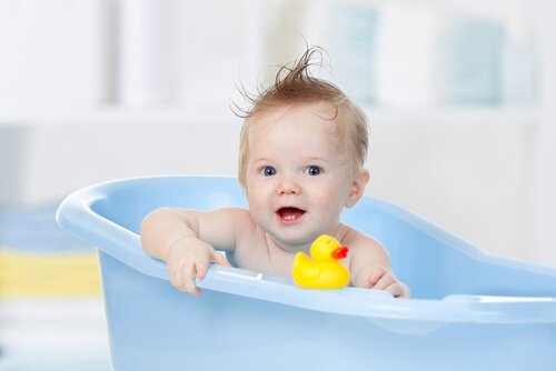 Die ideale Wassertemperatur für das Babybad