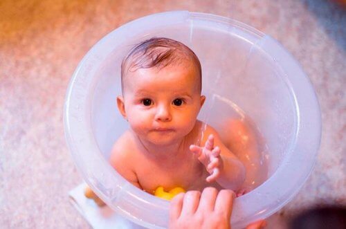 Die richtige Wassertemperatur für das Babybad