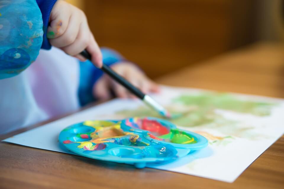 Neugier und eine hohe Kreativität zeichnen hochbegabte Kinder aus.