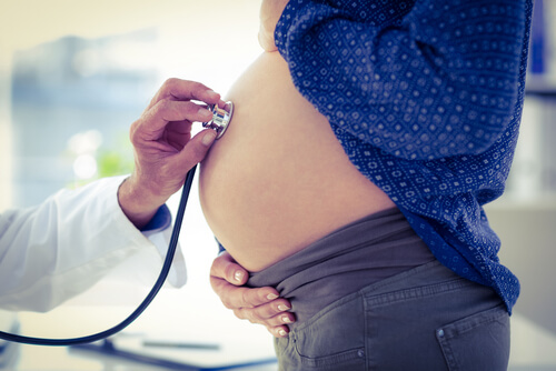 Besonders im letzten Schwangerschaftsdrittel ist eine regelmäßige Kontrolle der Kindsbewegungen sehr wichtig. Die Mutter achtet darauf, ob sie das Baby spüren kann.